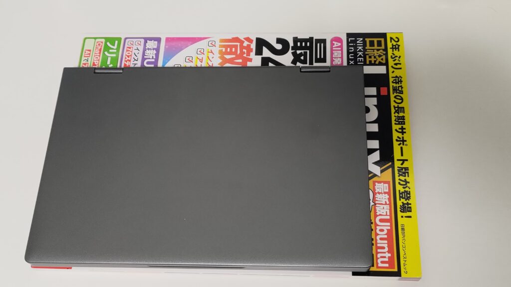 Chuwi Minibook Xと雑誌を比べた画像