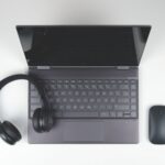 ノートパソコンとヘッドホンの画像