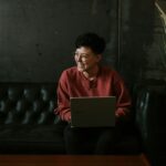 パソコンを使用している男性の画像