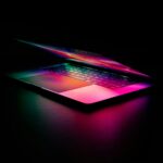 黒い背景にカラフルなパソコンの画像