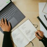 ノートPCでチャートなどの図を見て学習している画像