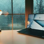 ノートパソコンとデスクライトのおしゃれな画像