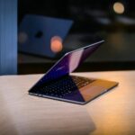 綺麗なノートパソコンが置かれている画像