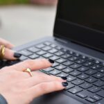 DELLの黒いノートパソコンをいじっている画像