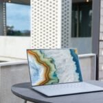 DELLのノートパソコンがテーブルの上に置いてある画像