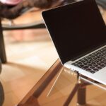 透明なガラスのテーブルの上にノートPCが置かれている画像