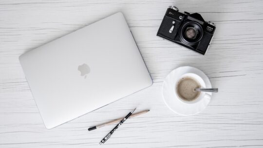 MacBook Neoはライターに向いてる？文章作成・取材・カフェ作業との相性をわかりやすく解説