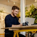 男性がカフェでパソコン作業をしている様子