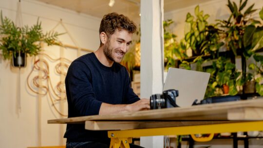 MacBook Neoは持ち運びに向いてる？軽さ・バッテリー・実際の使い勝手を検証