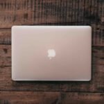 のーとPCを木目の机に置いている画像