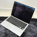 自宅で使用しているプログラミング用mac book airの画像