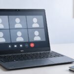 ノートPCでWeb会議をしている画像