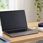 外出前にノートパソコンのバッテリーを確認する机