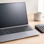 ノートパソコンのキーボード配列とテンキーを確認する机