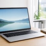 ノートパソコンの画面表示と見やすさを確認するデスク