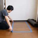 室内サイクルの設置場所を養生テープで確認する様子