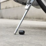 自転車のキックスタンド先端から外れたゴムキャップ