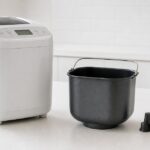 ホームベーカリー本体とパンケースと交換用こね羽根のイメージ