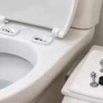 便座後部と便座の取付ボルト一式