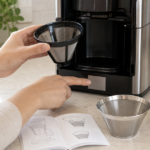 コーヒーメーカーのメッシュフィルターと対応型番を確認する様子