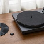 ターンテーブルのそばに置いた大穴の7インチ盤と無銘のEPアダプター