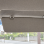 車内天井の中央ホルダーに留めたサンバイザー
