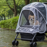 雨の公園でメッシュ窓付きの透明なレインカバーを付けたペットカートに乗る犬