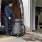 業務用乾湿両用掃除機を車両から降ろして排水動線を確認する作業