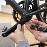 自転車クランク中央のキャップと固定部を確認する手元