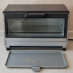 オーブントースターから取り外したパンくずトレイ