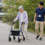 屋外で歩行車の使用を支援者と確認する様子