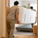 厚みのあるマットレスを寝室へ搬入する様子