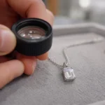 ネックレスの石をルーペで確認する様子