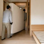 寝室へマットレスを搬入する様子