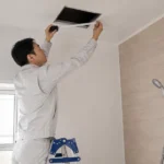 浴室天井の暖房乾燥機を交換する作業