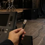 デジタルミキサーへネットワークケーブルを接続する音響現場