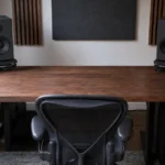 近距離モニターを置いた音楽制作デスク