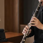 練習室で2本のクラリネットを比較する演奏者