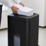 業務用シュレッダーへ大量のA4書類をセットする場面