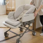 ハイローチェアを室内の敷居越しに移動する場面
