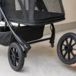 ペットカートの車輪と車軸の固定部分を確認する様子
