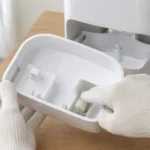 加湿器の水受けを外してフロート部を確認する場面