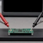 基板へ測定プローブを当てて微小な電気信号を測る様子