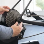 自転車のカセットをスマートトレーナーへ取り付ける様子
