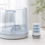 加湿器の給水タンクと取り外した抗菌カートリッジ