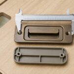 床下収納の取っ手を外しビスピッチと切欠きをノギスで測るイメージ