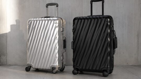 TUMI 19 Degreeのアルミとポリカーボネートの違い｜重さ・容量・開閉方式で比較