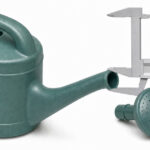 ジョウロの筒先と交換用ハス口の取付径をノギスで測るイメージ