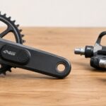 クランク型とペダル型の自転車用パワーメーターを並べたイメージ