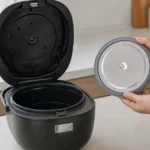 炊飯器から外した内ぶたとパッキンを確認する様子
